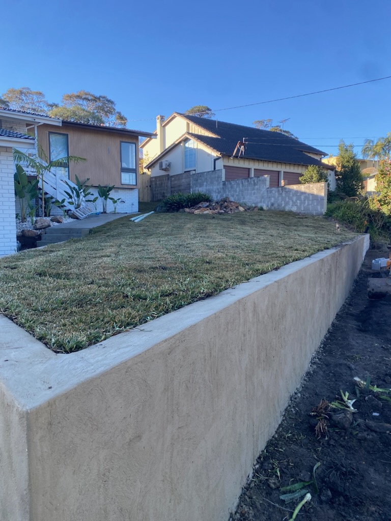 Curved masonry retaining wall